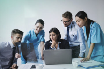Equipe médica e administrativa colaborando eficientemente em um hospital de grande porte, destacando a importância de uma gestão integrada e estratégica.