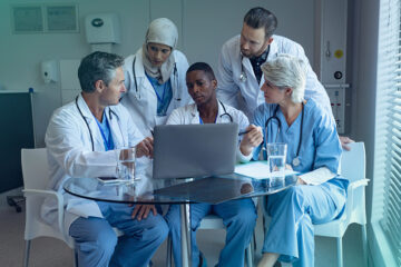 Equipe multidisciplinar aplicando estratégias de gestão de conflitos médicos para melhorar a comunicação no ambiente hospitalar