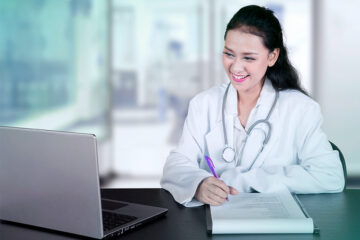 Médica recém-formado organizando escalas digitalmente com confiança