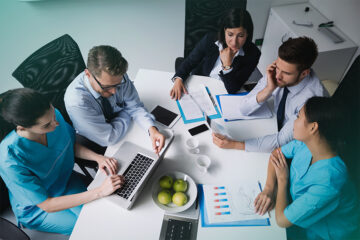 Equipe multidisciplinar de médicos, enfermeiros e administradores na gestão hospitalar